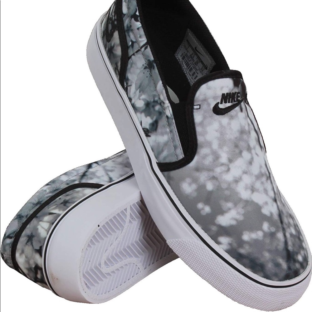 NWOT Nike Toki Slip-Ons | size 9